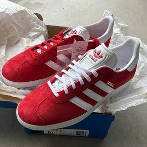 2016 red adidas gazelle. USA 9.5. NWT